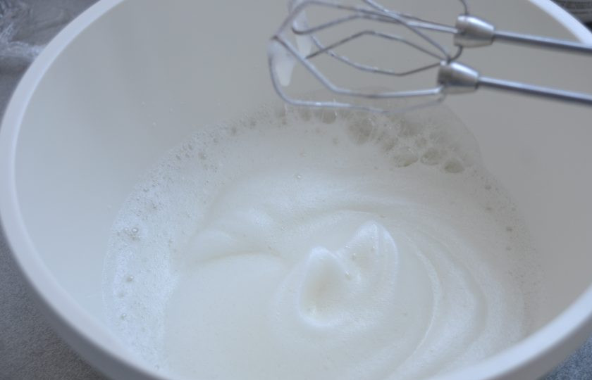 1. Этап. Меренговый рулет с маскарпоне: Взбейте сначала белки в мягкую пену.