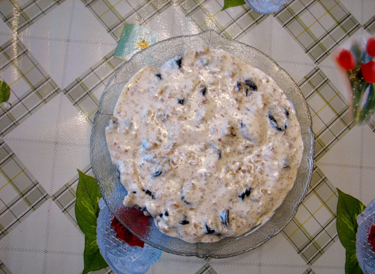 1. Этап. Чернослив с грецким орехом в сметане: Сверху полейте оставшейся сметаной.