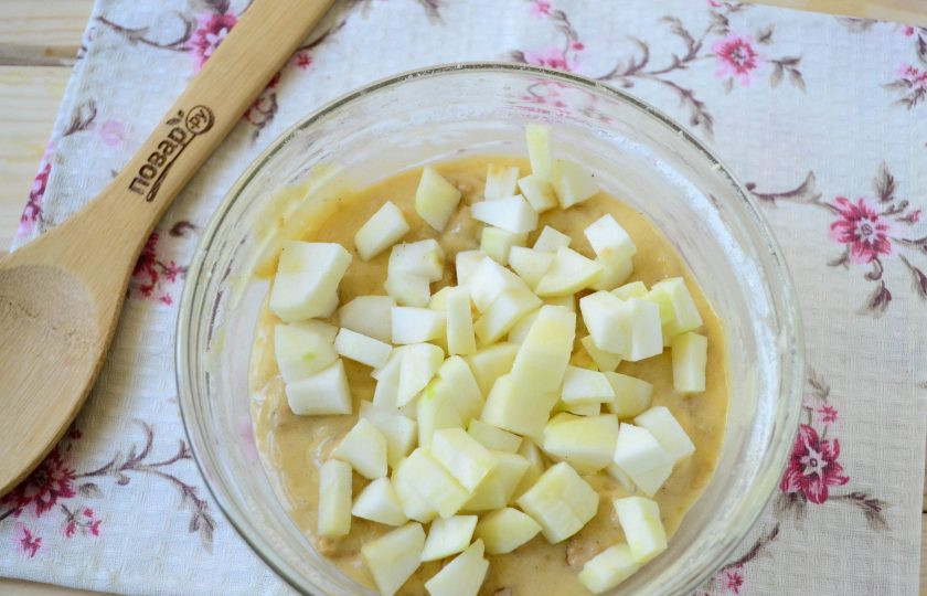 1. Этап. Яблочная блонди с пряностями: Яблоки очистите, удалите сердцевину. Яблоки порежьте на небольшие кусочки и добавьте в тесто.