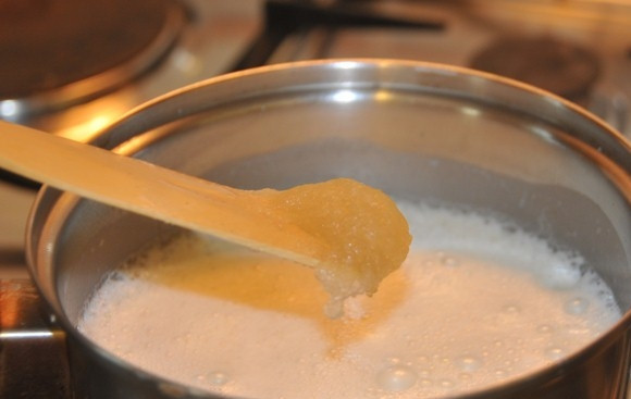 1. Этап. Кокосовое варенье: Добавить сахар, тертые бананы и варить около 30 минут.