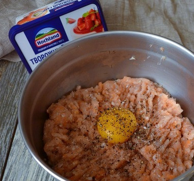 1. Этап. Рыбные котлеты с творожно-сливочной начинкой: К рыбе добавить желток, соль, перец.