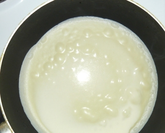 1. Этап. Блины без соды: 3. В самом конце вводим муку, взбиваем до тех пор, пока масса не будет однородной. В тесто можно добавить немного растопленного сливочного масла или растительное масло. Начинаем выпекать на хорошо разогретой сковороде.