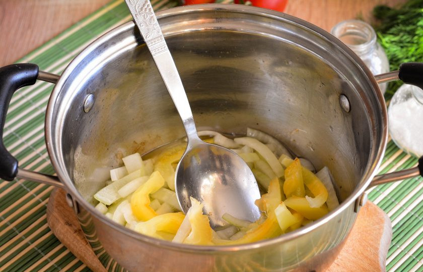 1. Этап. Лечо из свеклы: Влейте в кастрюлю масло и обжарьте в нем лук и сладкий перец, нарезанные полосками. Перец можно использовать как красный, так и желтый или зеленый. Обжаривайте овощи 3-4 минуты, постоянно помешивая.