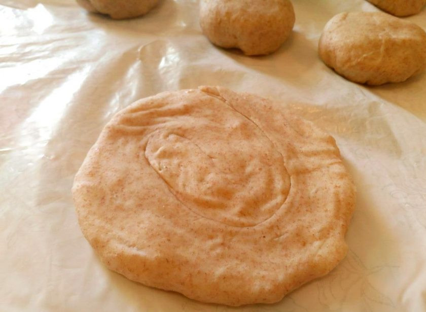 1. Этап. Лепёшки «Фатир» в духовке: Придавите улитку ладонью так, чтобы получилась лепёшка толщиной около 1 сантиметра.