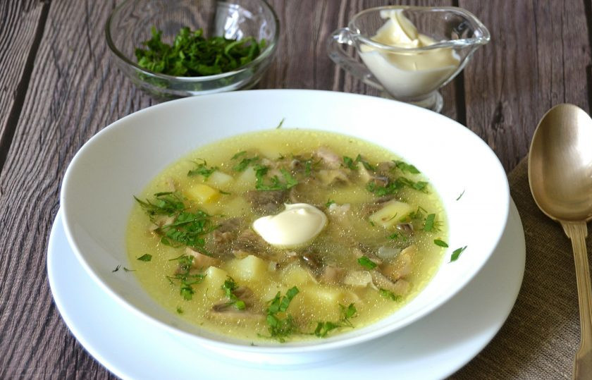 1. Этап. Суп из сыроежек: Подавайте суп с сыроежками с зеленью, майонезом или сметаной. Легкий летний супчик с сыроежками - отличная альтернатива поднадоевшим зимним супам.