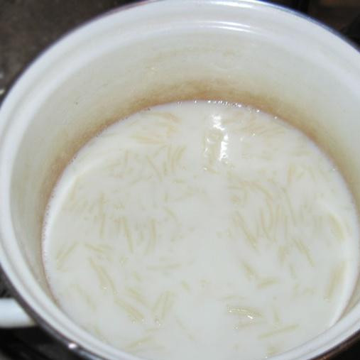 1. Этап. Молочный суп с вермишелью: 2. В кастрюле довести молоко до кипения. Добавить вермишель и сахар, посолить по вкусу. Перемешать и готовить на медленном огне около 3 минут.