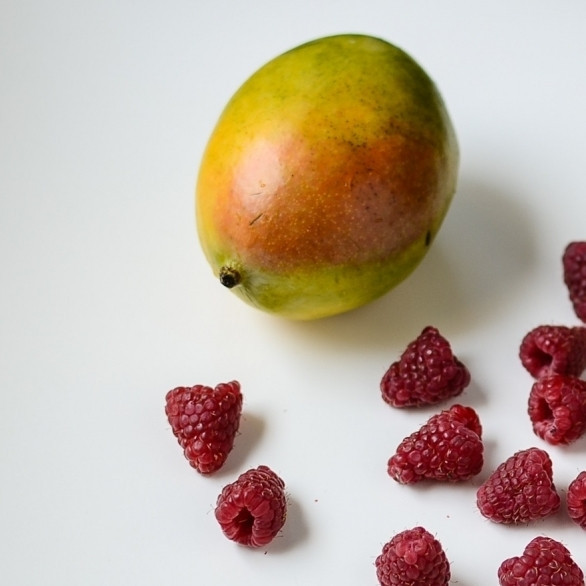 1. Этап. Смузи из манго и ягод: 1. Промойте манго и ягоды малины.