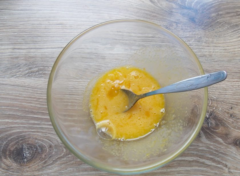 1. Этап. Блины на живых дрожжах: В другую миску разбейте яйца, добавьте оставшийся сахар и взбейте до мягкой пены.