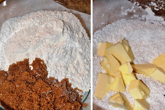 1. Этап. Клубничный крамбл: Смешайте муку, сахар и кусочки холодного сливочного масла.