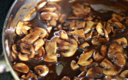 1. Этап. Стейк с грибным соусом и сливочным шпинатом: 10. Добавить винную смесь в сковороду, довести до кипения. Готовить 2 минуты до загустения, помешивая постоянно. Снять с огня.