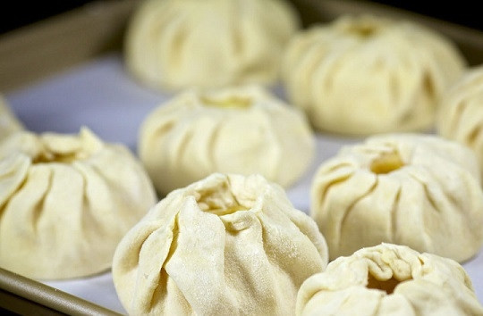 1. Этап. Яблоки, запеченные в тесте: 13. Вот такие корзинки получатся в результате. Выложите их на противень, застеленный пергаментом, и отправьте в духовку.