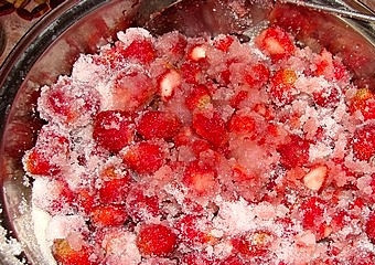 1. Этап. Клубника консервированная: Переложить в кастрюлю или таз, засыпать сахаром и оставить на ночь.