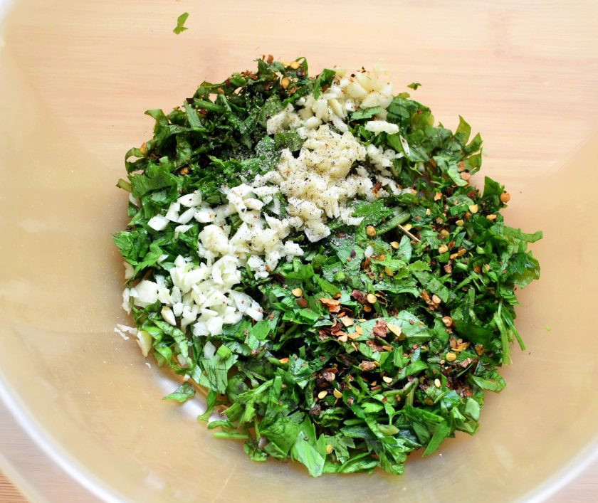 1. Этап. Острые пикантные цукини с овощами: Промытую и просушенную зелень – петрушку, сельдерей, базилик и мяту – нашинкуйте помельче. Добавьте нарубленный чеснок и свежетолченые пряности. Я беру немного кориандра, паприку и хлопья чили, смесь перцев горошком. Чуть присолите и хорошо перемешайте.