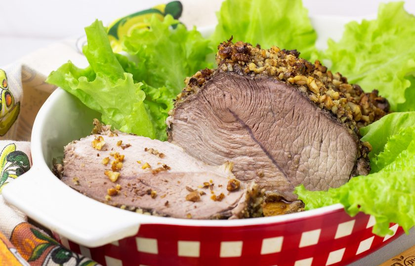 1. Этап. Свинина с орехами: А кусочек мяса с орешками - это что-то фантастическое!