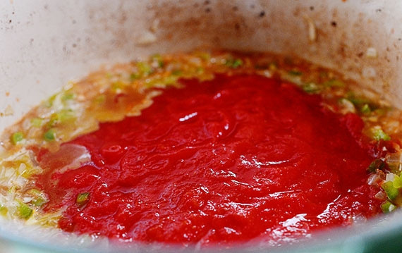 1. Этап. Соус к спагетти с фаршем: 6. Добавьте в смесь овощей томатную пасту.