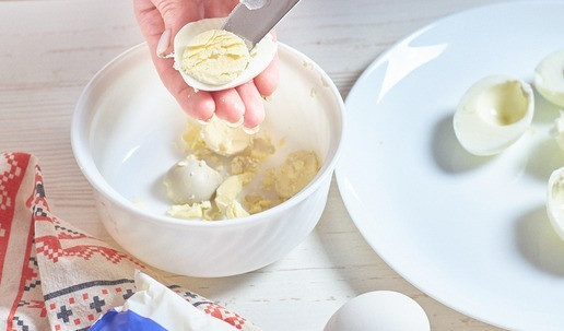 1. Этап. Фаршированные яйца с сыром: Яйца разрезать пополам, желтки сложить в отдельную миску.