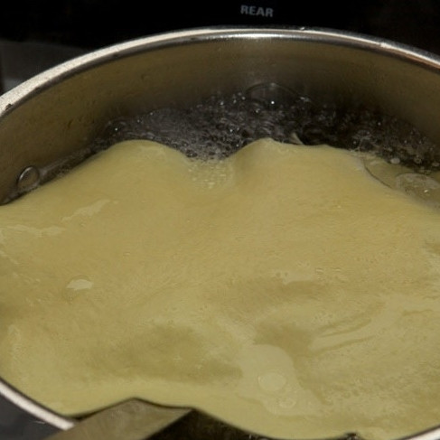 1. Этап. Лазанья с мясом: Пора собирать лазанью. Внимательно прочитайте инструкцию приготовления ваших листов для лазаньи. Некоторые листы лазаньи нужно предварительно отварить в воде, некоторые в предварительной обработке не нуждаются. Делайте так, как написано в инструкции. Мои листы нужно было отварить, поэтому я их положила в кипящую воду (поочередно, иначе слипнутся) и варила столько, сколько указано в инструкции.