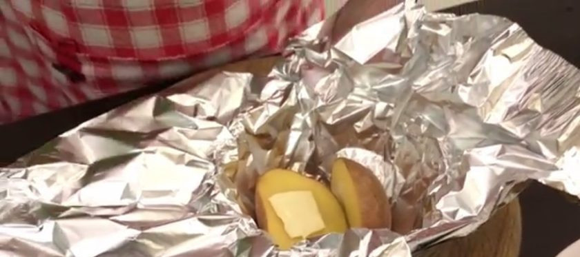 1. Этап. Картофель в мундире (просто и вкусно): 2. Пиалу застелите фольгой, выложите в нее одну картофелину, добавьте сливочное масло, посолите и склейте две половины картофеля. Добавьте морковь, розмарин, специи и перец. Полейте картофель растительным маслом, добавьте чеснок.