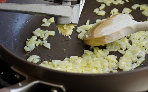 1. Этап. Рагу из белой фасоли: 2. Затем добавьте измельчённый чеснок. Обжарьте овощи ещё 2 минуты, перемешав.