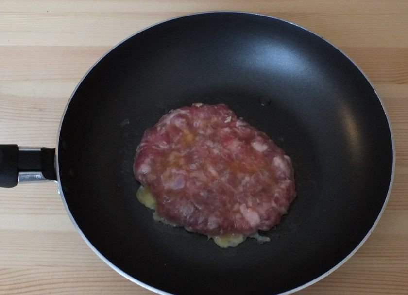 1. Этап. Лепешки из фарша: 5. В сковороде разогрейте небольшое количество растительного масла и переложите мясную лепешку. Сверху налейте немного яичной массы. Обжаривайте до готовности.