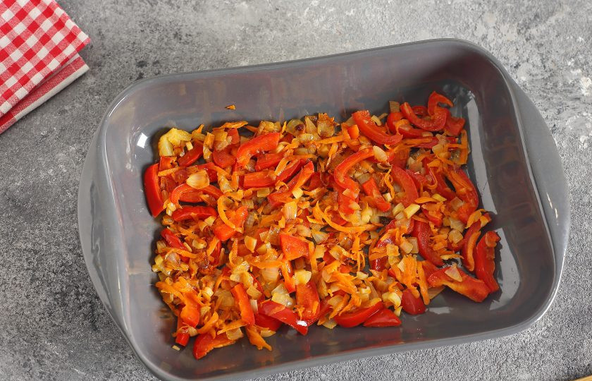 1. Этап. Рулетики из теста с картошкой: В жаропрочную форму выложите обжаренные овощи.