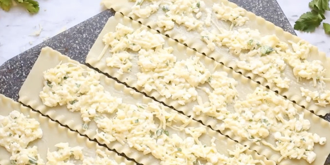 1. Этап. Сырная лазанья с томатным соусом: 2. Затем на листья лазаньи выложите начинку.