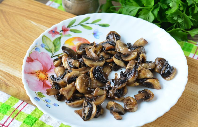 1. Этап. Салат с сайрой и грибами: Обжарьте грибы на сковороде с добавлением небольшого количества масла. Посолите и поперчите. Затем остудите.