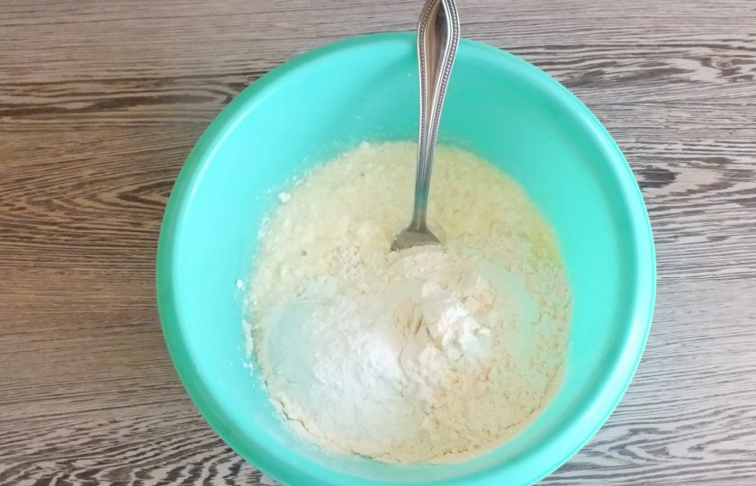 1. Этап. Творожная плетенка с яблоками: Добавьте мягкое масло, сахар. Перемешайте. Всыпьте муку, разрыхлитель.