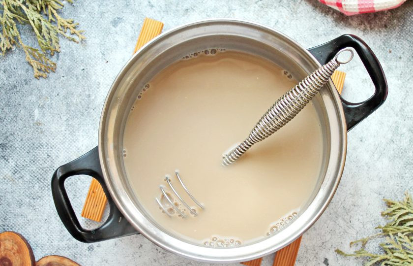 1. Этап. Яичный пунш: Поставьте кастрюлю на медленный огонь и прогрейте пунш примерно до 60-65 градусов. Нельзя доводить напиток до кипения, он пойдет хлопьями.