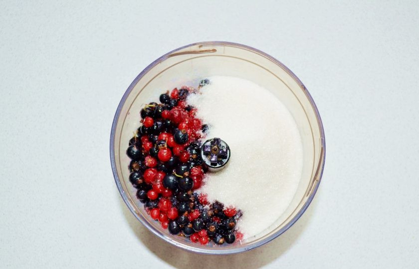 1. Этап. Ягодный лаваш: Добавьте по вкусу сахар. Взбейте в однородное пюре.