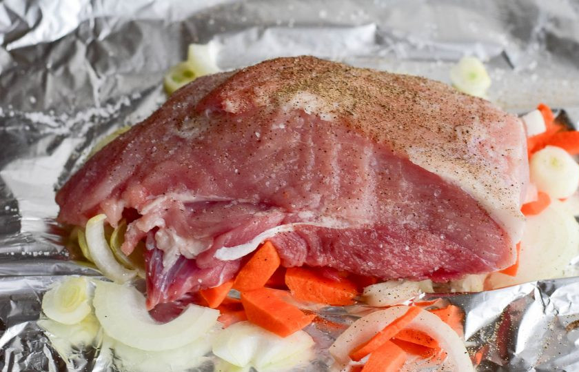 1. Этап. Буженина по-немецки: Посолите его и поперчите.