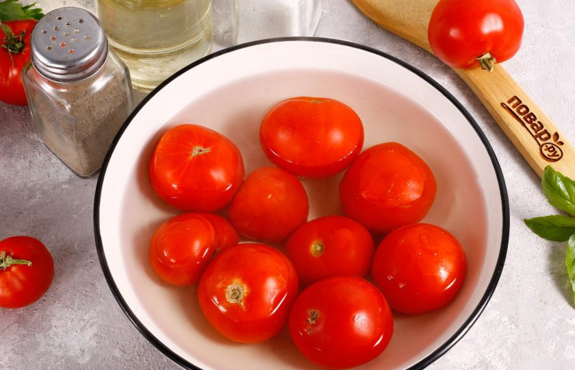 1. Этап. Лосось в томатном соусе: Вскипятите воду и залейте помидоры кипятком. Оставьте на 10 минут, а затем переместите в ледяную воду. Счистите кожуру и натрите на терке в другую емкость.