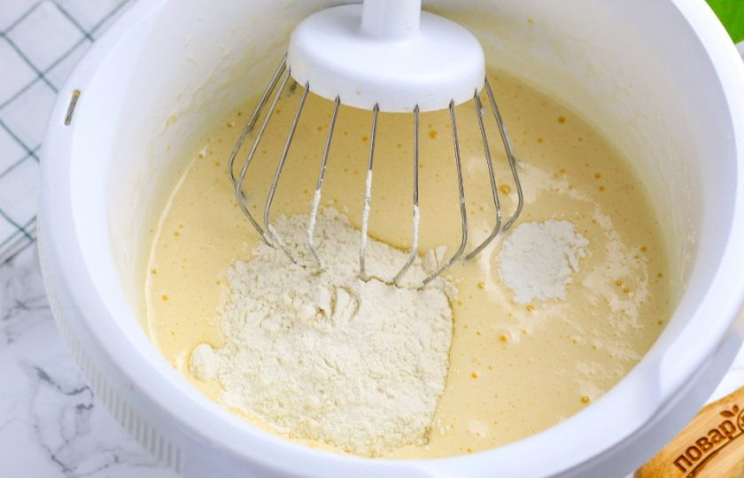 1. Этап. Ванильные капкейки: Сливочное масло растопите в микроволновке или на сковороде и влейте во взбитые яйца. Выложите туда же сметану и быстро все перемешайте. После чего всыпьте разрыхлитель и начните по частям добавлять пшеничную муку. Ее может потребоваться чуть больше или чуть меньше в зависимости от величины куриных яиц.