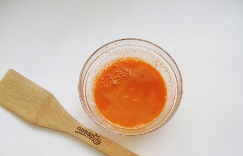 1. Этап. Морковный напиток: Готовый морковный сок перелейте в удобную посуду. У меня мисочка.