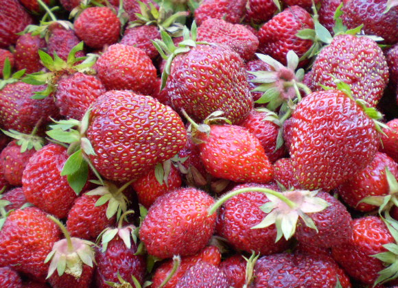 1. Этап. Клубничное варенье в мультиварке: 1. Собираем клубнику.