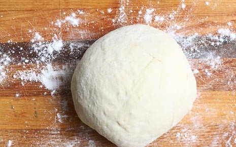 1. Этап. Пицца с ананасами: 2. Параллельно можете заняться тестом. В рецепте приготовления пиццы с ананасами, кстати, можете взять даже готовые коржи, например. Используйте ваш любимый вариант теста.