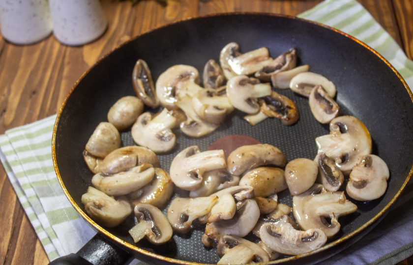 1. Этап. Салат с курицей, грибами и грецким орехом: Грибы нарежьте тонкими платинами и обжарьте на растительном масле в течение пары минут.