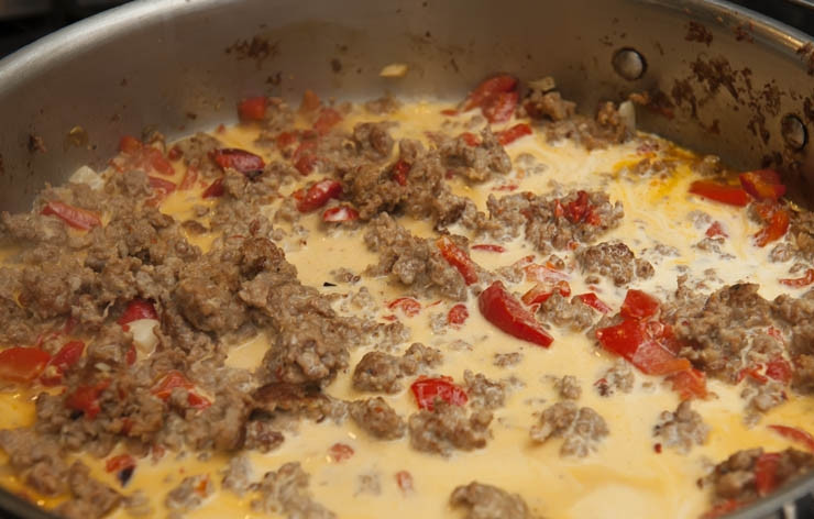 1. Этап. Паста с мясным фаршем: Добавляем перец к фаршу и туда же выливаем стакан сливок, огонь уменьшаем до минимума. Макароны к этому моменты должны быть готовы - отбрасываем их на дуршлаг.