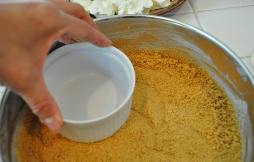 1. Этап. Настоящий чизкейк Нью-Йорк: Крошку равномерно утрамбуйте. Отправьте запекаться основу при 160 градусах в духовку на 13 минут. После этого остудите основу.