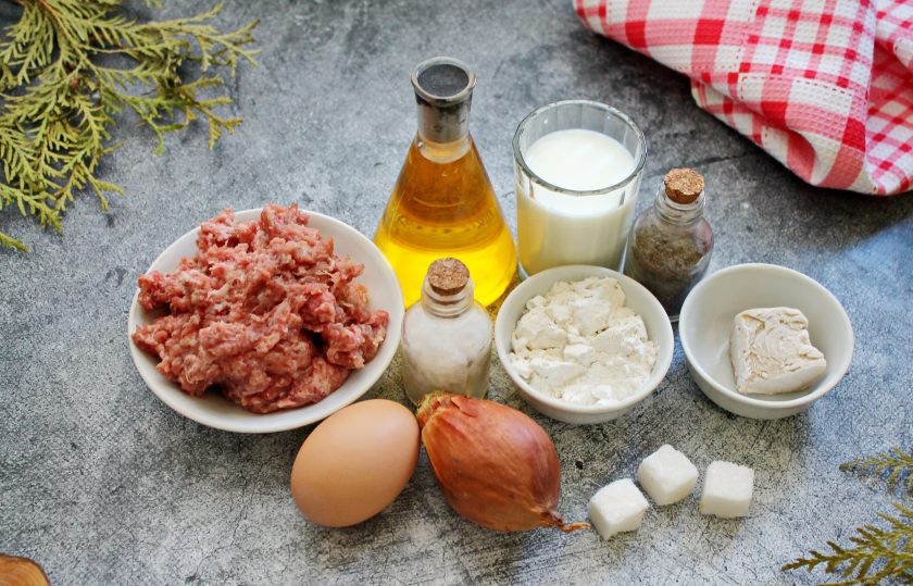 1. Этап. Пирожки жареные во фритюре с мясом: Подготовьте все необходимые ингредиенты для приготовления пирожков жаренных во фритюре с мясом.