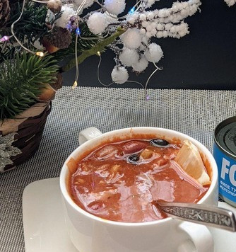 1. Этап. Быстрая похлебка из фасоли и тунца: Разливаем суп по тарелкам, кладём по ложечке порезанных маслин, оливок или каперсов. Подаём с ломтиком лимона. Приятного аппетита!