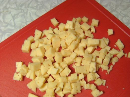 1. Этап. Салат с киви и сыром: Для салата можете взять свой любимый сыр. Нарезаем сыр кубиками. Выкладываем на слой салатных листьев кружочки киви, затем посыпаем сыром и семечками. Поливаем заправкой и подаем к столу.