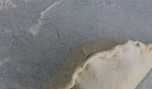 1. Этап. Плоские пирожки с любимой начинкой: Хорошо защипнуть края.