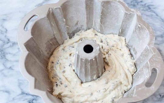 1. Этап. Вкусный кекс: Треть теста налейте в форму.