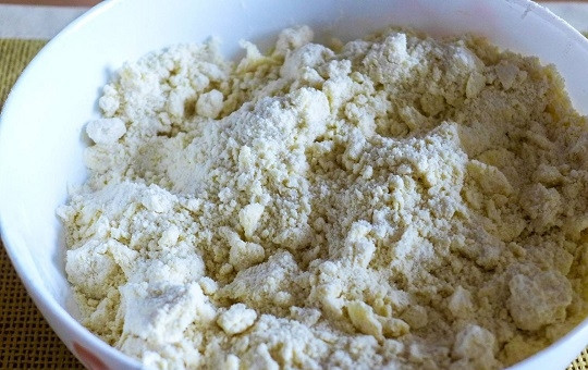 1. Этап. Песочное печенье рассыпчатое: 1. В глубокую мисочку просейте муку с солью. Добавьте сахар и перемешайте. Введите нарезанное мелко (можно натереть на терке) сливочное масло и разотрите в однородную крошку руками. Только работать нужно быстро, чтобы масло не таяло.