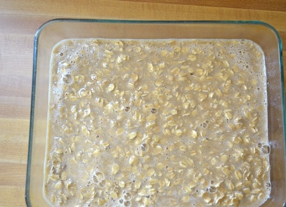 1. Этап. Пирог из овсянки: 7. Вылейте подготовленную смесь поверх яблочного слоя.