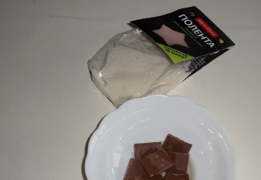 1. Этап. Творожный десерт с полентой и изюмом: В миску выкладываю молочный шоколад, поломав его на кусочки. Добавляю растительное масло. Ставлю ее в микроволновую печь.