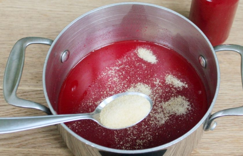 1. Этап. Малиновый мармелад: Затем добавляем желатин. Ставим кастрюлю на маленький огонь и подогреваем до 70 градусов. Сок с желатином все время помешиваем до полного растворения сахара и желатина.