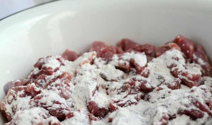 1. Этап. Говядина с подливкой: Заранее отварите картофель. Мясо промойте и нарежьте брусочками. Обваляйте их в муке.