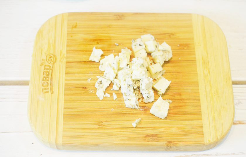 1. Этап. Салат с луком и голубым сыром: 5. Сыр раскрошите или нарежьте кубиком.